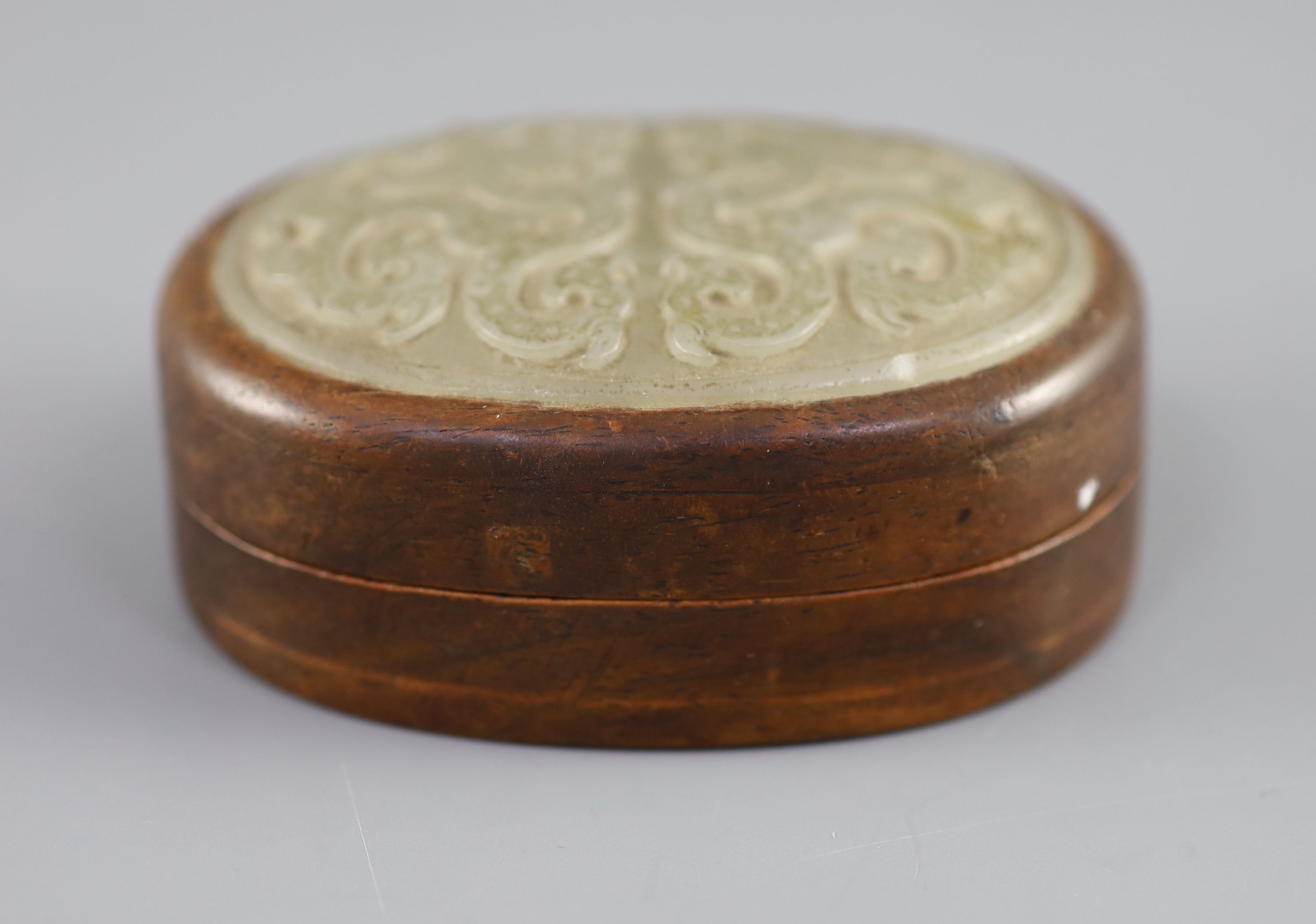 A Chinese pale celadon jade mounted box, 18th/19th century, 9cm wide